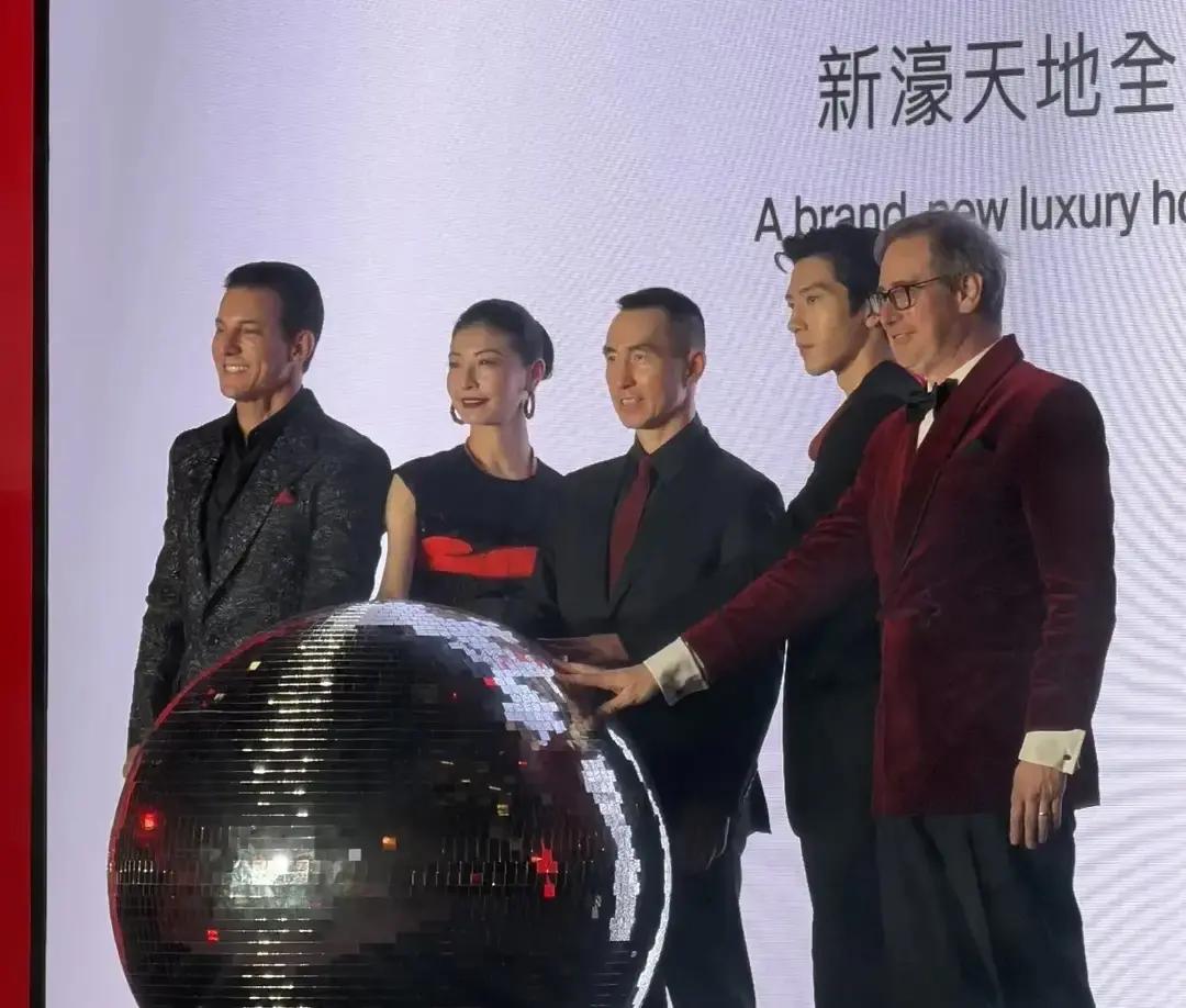 谁能想到，何猷龙在澳门办了场新酒店开业礼，最先引爆回忆杀的，居然是朱珠和吴大维同框。
台下一堆闪光灯对着，朱珠一身露背黑裙走过来，迎面碰上正拿着麦克风的吴大维。
两人打招呼那个熟稔劲儿，一下子把人拉回二十年前的MTV天籁村。
那会儿朱珠刚出道没多久，顶着一头卷发播欧美榜单，英语说得顺溜极了。吴