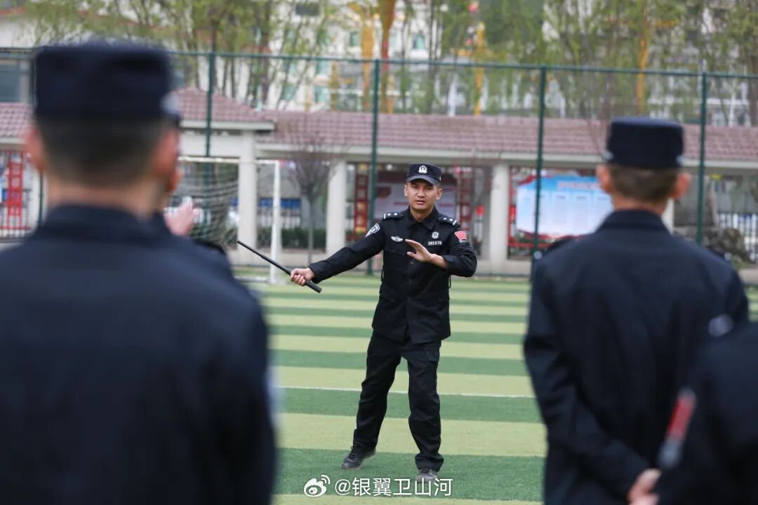 吉隆口岸民警珍贵工作影像，
部分战友再也无法归来，
青春戍边，忠魂与山河永世共存。 ​