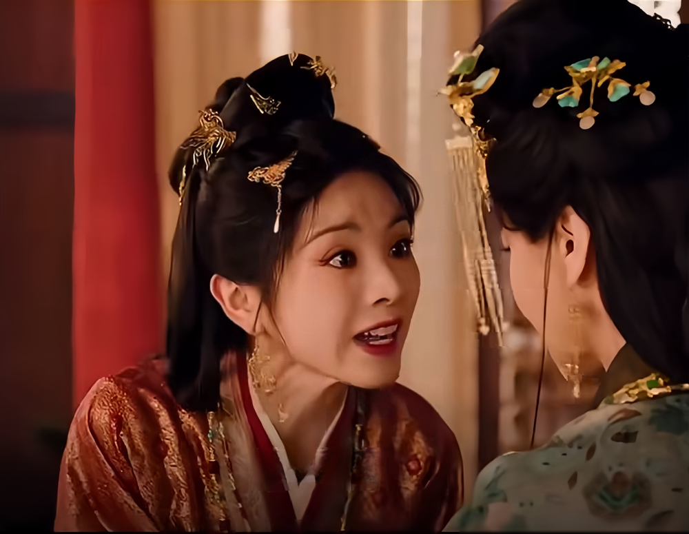 她演恶女，弹幕吵翻了。10月16日《嫁金钗》开播，收视全国第一，优酷半小时破7000。田曦薇一人扛两个角色，假千金君黛骄纵跋扈、真千金魏娆隐忍坚韧，原声台词，声线体态全分开，光听声就能认人。
可争议全集中在恶女这头。说她咆哮式表演、五官乱飞，短剧式浮于表面的恶。另一边剧粉不干了，角色本来就是纯恶疯