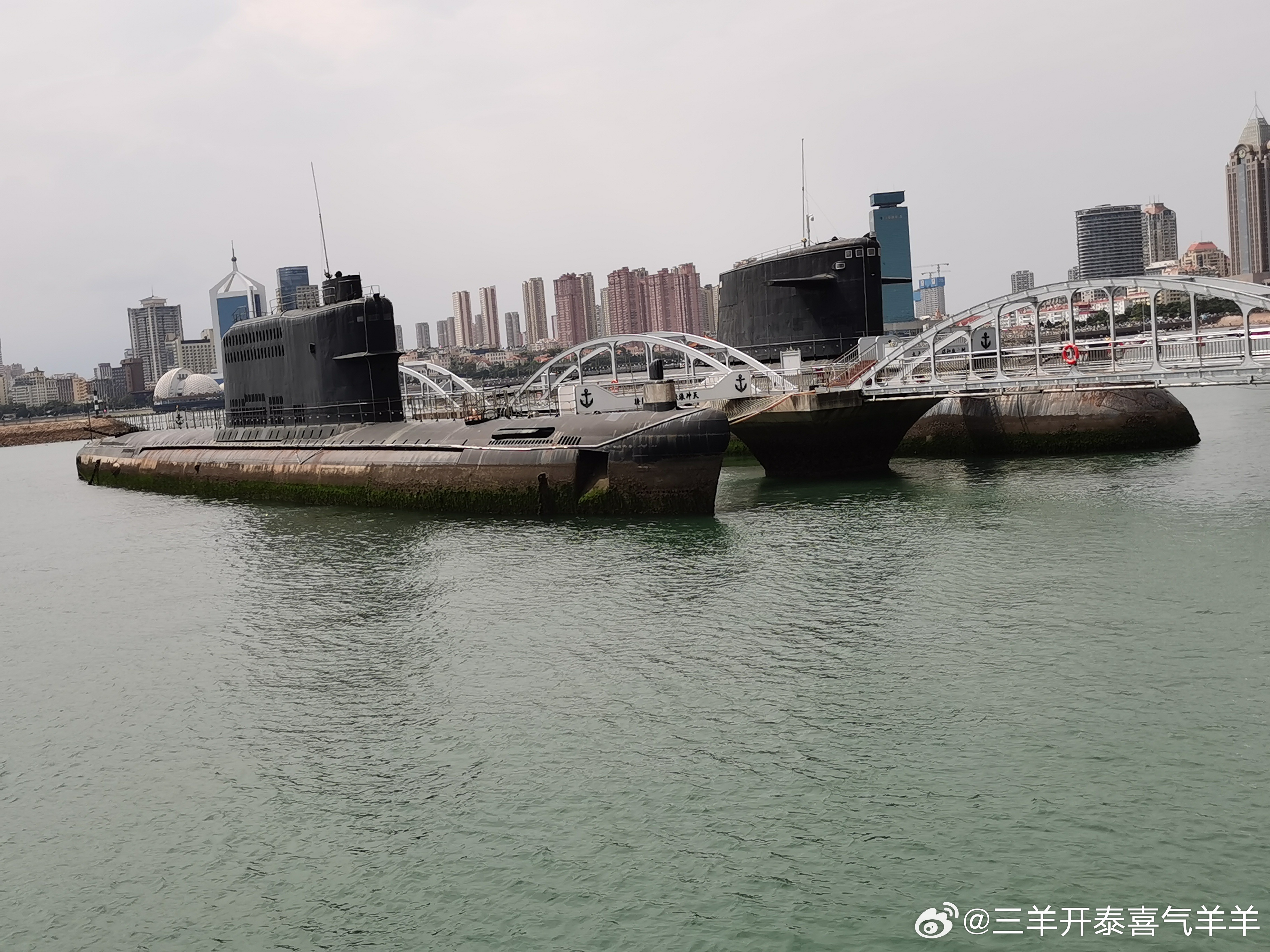 祖孙三人胶东半岛快乐游分工明确合作融洽。退休人负责攻略的策划执行调整，定行程景点餐饮住宿叫车，关注天气潮汐，在美篇“退休后的快乐生活交流驿站”发日常。内人负责后勤装备的保障，带好证件钱卡、洗护电器、药品饮食、衣物防晒等行装物品。小朋友则负责好好地游玩吃饭睡觉，服从指挥不闹情绪。 ​