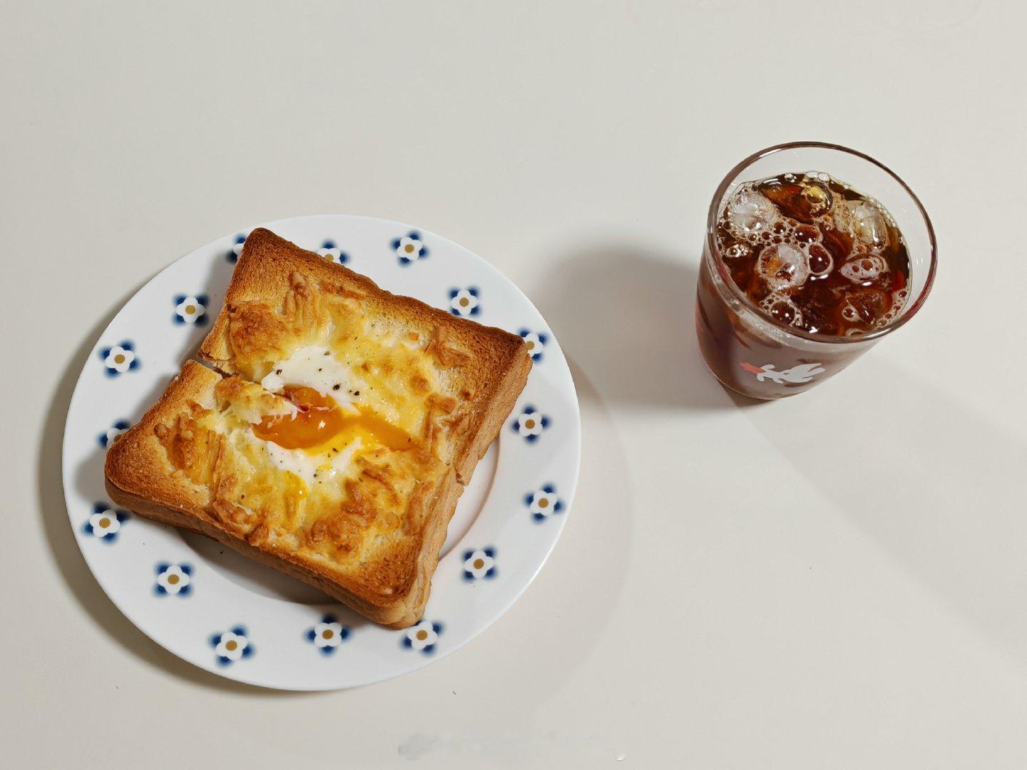 #早餐[超话]# 

今天的早餐是这个👇
🥪 火腿芝士鸡蛋夹心热三明治
或者说是croque madame的变换做法？[期待][期待][期待]
☕️ 埃塞俄比亚 水洗沃卡

酥酥脆脆热量又高的热烤三明治太香了，今天还不运动，就是放纵的早餐啦[哈哈]

#微博兴趣创作计划##天晴吃饭memo# ​