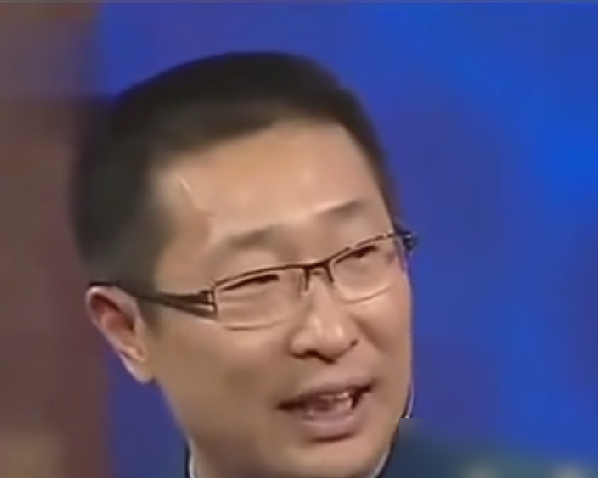 周小斌当年在空政，最出名的不是演技，是蹭饭。
天天赖在胡亚捷家吃，吃完抹嘴就走，后来胡亚捷媳妇做饭直接多抓一把米。林永健家更惨，周小斌去了专挑肉菜下筷子，林永健心疼得直嘬牙花子。
但你说怪不怪，就这么个蹭饭的主儿，团里女演员都爱跟他聊。林永健追周冬齐那会儿，周小斌当面损他：你这小眼睛，人家能看上