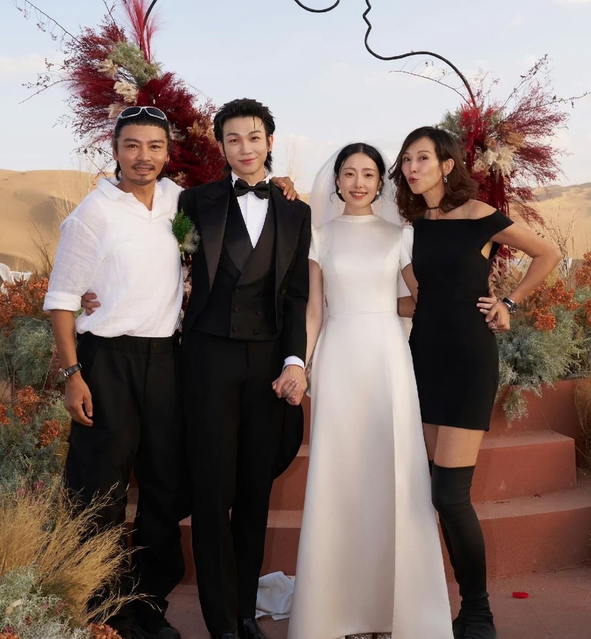 白举纲九月十七号在敦煌把婚礼补办了，张晋蔡少芬两口子、李承铉、胡海泉全飞过去了。戈壁滩上风大沙大，但蔡少芬坐在张晋旁边笑得跟自家弟弟办事似的，周笔畅黑衣墨镜缩在宾客席刷手机，一点没把自己当外人。白举纲管张晋叫“晋爸”，管蔡少芬叫“芬妈”，这称呼从披荆斩棘结束喊到现在，五年了没改过口。当年节目里张晋带