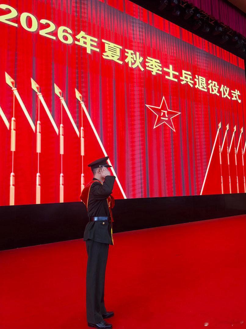《四年半》
     我该怎么去诉说这一千六百四四天的军旅生涯呢？
     这好比是一场梦，做梦时人很疲惫但梦醒了人就会很迟疑，想回味时会记住某些瞬间，但认真想总是记不清晰，过个几天便会一点一点想起。今天梦醒了便和你们分享一下我的梦和苦，贯穿了我整个军旅生涯！
     说来话长要把时间线拉到20 ​
