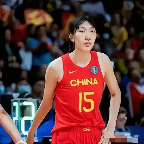 韩旭赛后说了一句大实话，比起宫鲁鸣的官方表态要直白得多：年轻球员初次站上世界杯赛场，身心两方面都没有做好充分的应战准备。

反观韩旭本人，出战23分钟砍下11分10个篮板，全场14投5中。这并非她手感低迷，而是对手持续的包夹防守让她举步维艰，后卫线很难把球顺利输送到内线，大部分时间里，她只能独自扛起