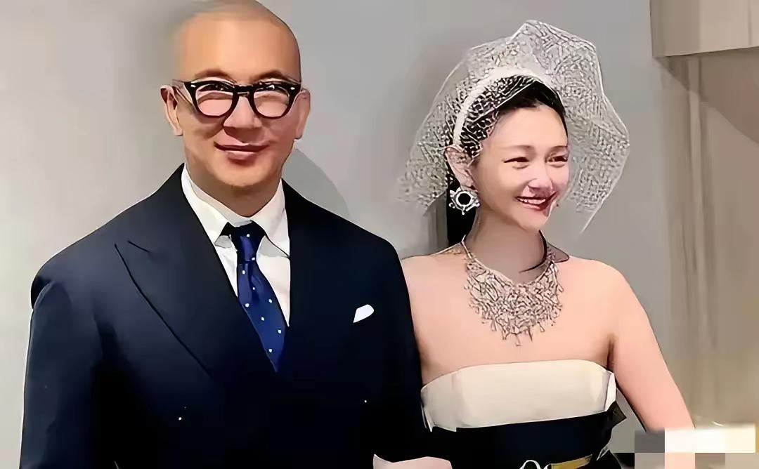 离婚才4个月，20年没联系的前任一个电话打过来，婚就定了。这不是偶像剧，是大S。
2021年11月刚跟汪小菲散伙，2022年3月直接跟具俊晔领证。S妈看新闻才知道女儿嫁了，当场翻脸。具俊晔那边，过气多年、事业平平，外界全在猜他图什么。
一个敢嫁，一个敢娶，中间还夹着俩孩子。电话号码没换是浪漫，可