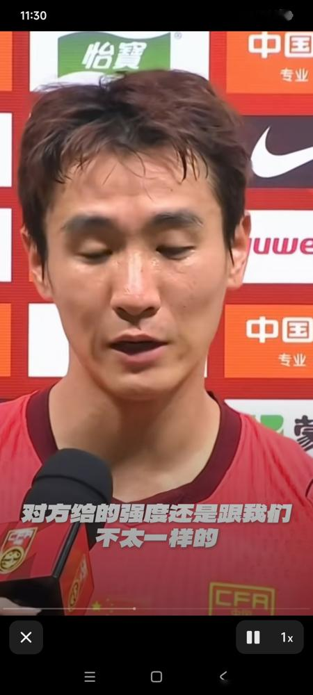 一场0比3的惨烈狂揍，直接撕碎了中国足球最后的幻觉。
9月27日，国足主场被新西兰按在地上摩擦，开场仅仅4分钟大门就宣告失守。赛后，戴上队长袖标的韦世豪罕见说了大实话，直言对方的比赛强度，跟咱们根本不是一回事。
主帅邵佳一满脸无奈，只能感谢对手给国脚上了一课。名嘴马德兴更是毫不留情，痛批后防线简