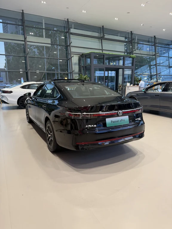 B级混动看帕萨特ePro🚗兼顾体面和省钱！
黄金超混加持，CLTC综合续航1468km，有电用电、没电用油，不焦虑。
德系底盘调校，座椅舒适，后排空间够大，家用、商务接待都hold住。
金融方案灵活，有免息、低息多种分期可选，不用一次性拿出大笔资金。
可上绿牌，免购置税，置换还有补贴。
颜值大气，配置实用。想分期入手B级混动轿车，欢迎找我算详细月供和落地！#众享双节全系油礼
#上汽大众双节消费券
#帕萨特Pro2027款上市
#假期去哪玩