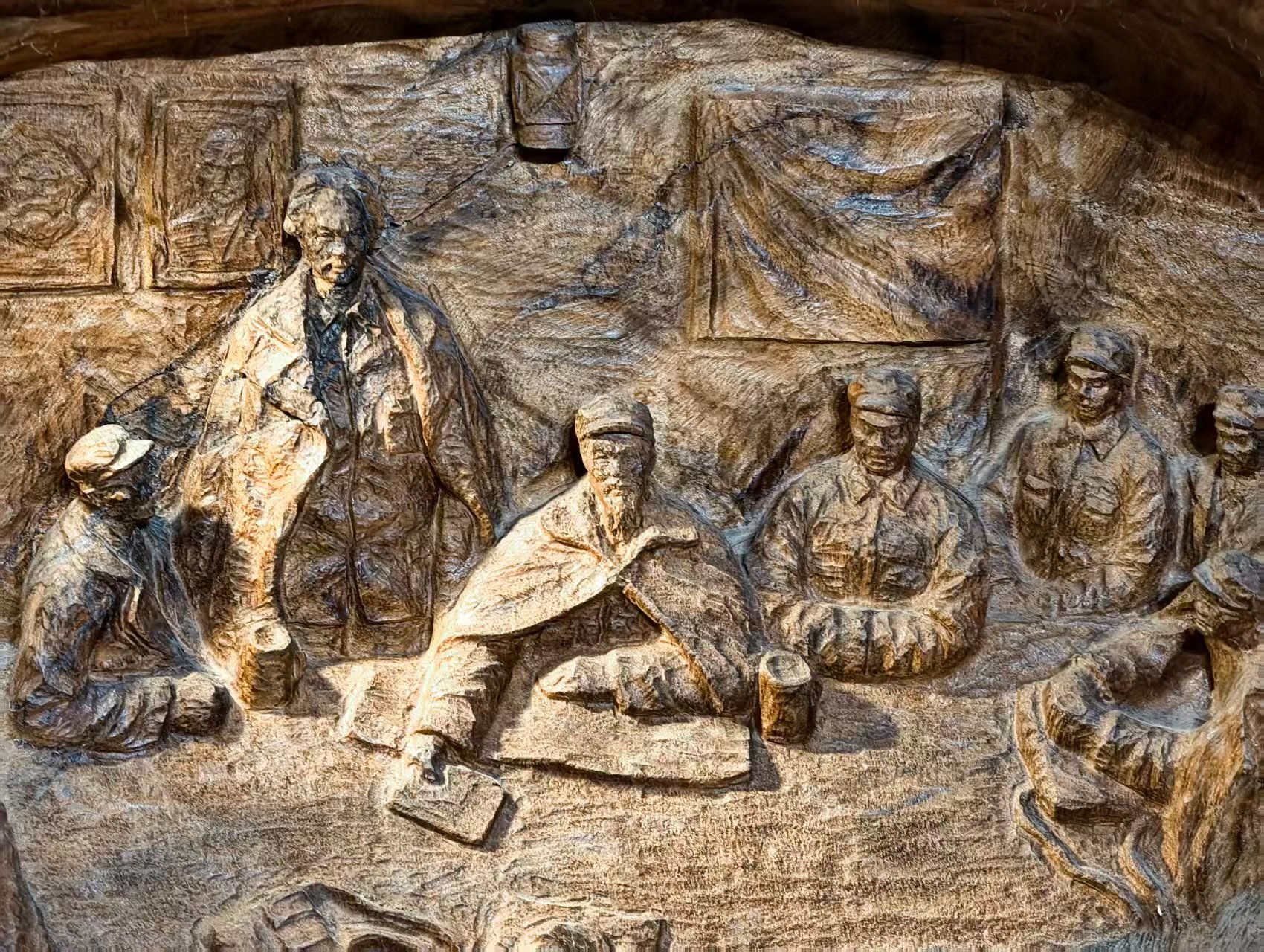 北海合浦海丝非遗馆的这幅雕刻吸引了我，这件根雕取材拥有5100年历史的古沉香樟木，依树根天然轮廓雕成中国地图造型。作品刻画了教员、周恩来与十大元帅的光辉形象，还融入南湖建党、南昌起义、长征、遵义会议、强渡大渡河、飞夺泸定桥。等革命重大历史场景。作品层次丰富、故事厚重，以此缅怀革命丰碑，传承先辈拼搏精神，不忘初心砥砺前行第23届东博会峰会平陆运河建成通航这条运河等了百年运河向海同心逐梦