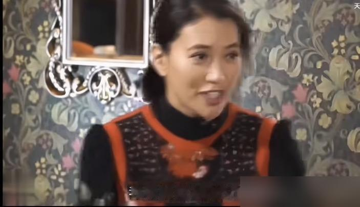 张智霖陪郭富城的时间，比陪袁咏仪拍拖还多。 袁咏仪都忍不住骂：四条废柴。
这圈子里，除了张智霖、郭富城，还有邱淑贞老公沈嘉伟，加一个律师。 几十年了，聚会内容雷打不动：打麻将、打边炉、看车。
最好笑的是，张智霖以前总说出去聊剧本。 袁咏仪打电话问，准备投多少钱拍戏？ 他顺嘴喊，七万！ 旁边郭富城