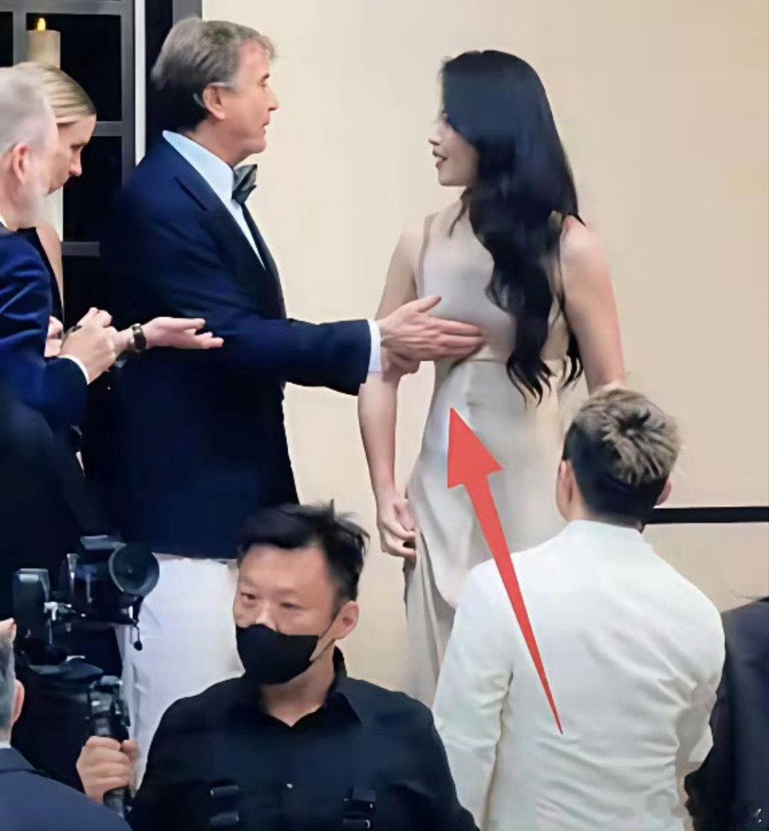 #刘涛#

不是吧，这是品牌方的老板？这么肆无忌惮的袭胸？ ​