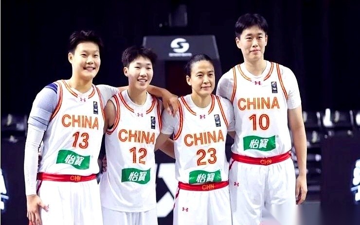 李月汝的护照在海外弄丢，被死死卡在女篮世界杯的门外。就在这消息刚爆出的时候，主帅宫鲁鸣紧接着又在镜头前砸下了一颗炸弹：他换队长了。
带过队的杨舒予退到一边。新戴上队长袖标的，是刚进国家队满打满算才一年的陈玉婕。
翻开WCBA季后赛的账本，陈玉婕在这个级别的对抗中，场均得分甚至不过个位数。就算退回到她