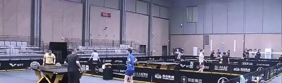 孙颖莎晚宴剪短发笑开花被劝休息，王曼昱训练场被马琳摁着练接发球，王楚钦林诗栋伤退后梁靖崑首轮就要碰美国大满贯亚军黑马
训练馆里，马琳站在王曼昱身后，一个球一个球地喂，把判断、步法和出手时机连起来讲，讲完才离开
同一天晚上，孙颖莎穿着白色卫衣、顶着新剪的发型出现在晚宴上，和何卓佳、队医坐在一起吃饭说笑