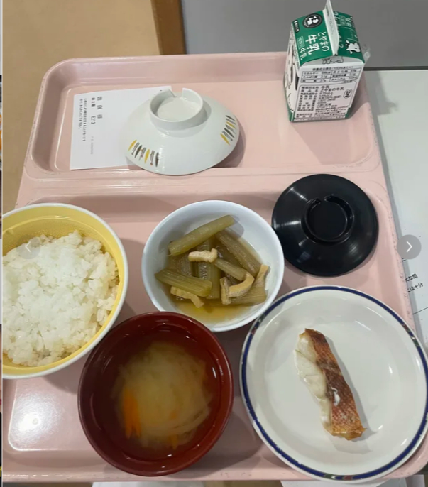 我在日本吃份儿饭上来就点两份，跟日本男人约会，他更是目瞪口呆。日本人太会营销，让人觉得他们食物好吃。其实就他们近现代之前的国力国土，能吃的东西很少，更别说研究食谱了。近代有钱了才引进很多吃的，比如炸猪排，咖喱等等。 面食能大力推广还是因为美国想卖他们面粉。 细究起来，满大街跟我差不 ​