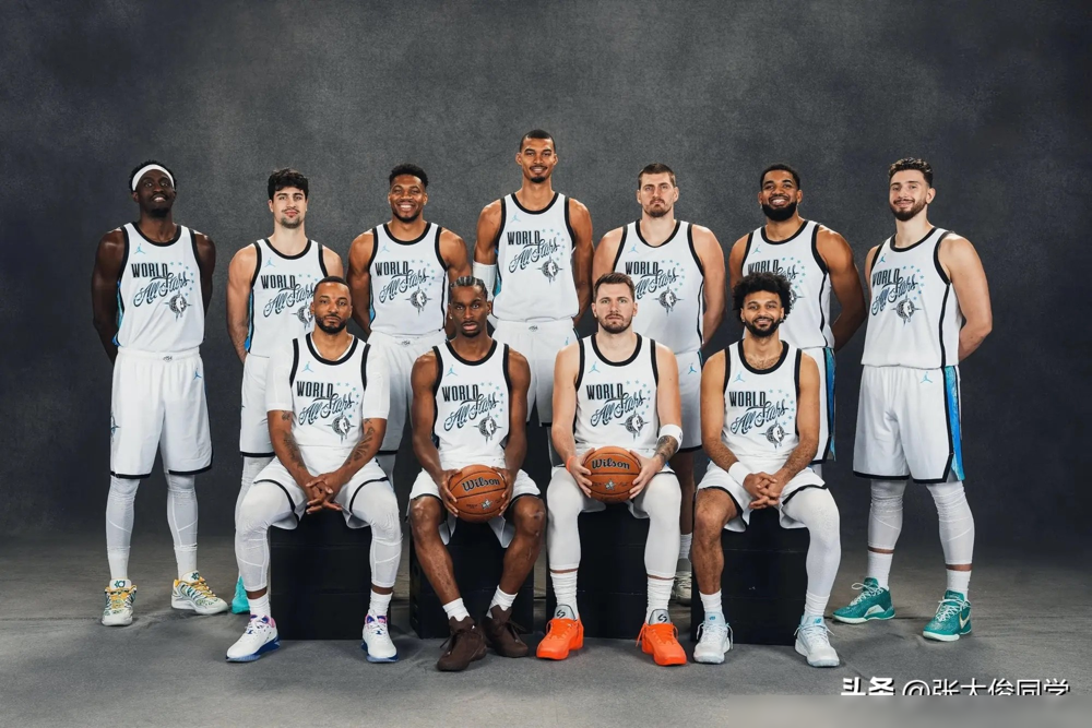 东契奇说过一句大实话，在NBA拿30分，比在欧洲拿20分容易。
不是他狂。欧洲篮球锁死球权，讲战术纪律，个人数据被压得死死的。东契奇在皇马拿遍欧冠MVP、西甲MVP，一看场均得分，也就十几分。到了NBA，防守三秒、更大的空间，直接释放成两届得分王。
约基奇更离谱。登陆NBA前在塞尔维亚小球队混，