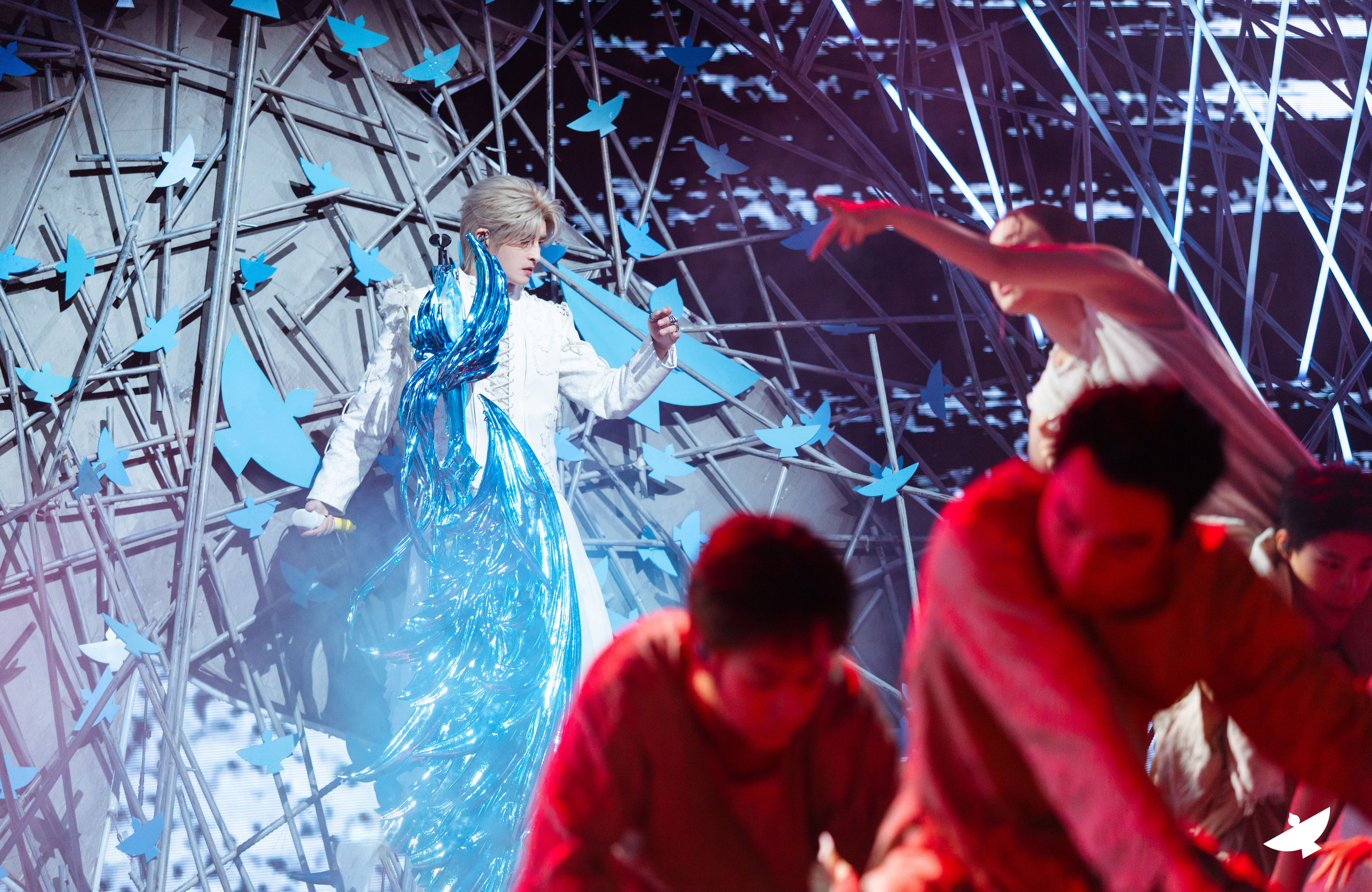 #张远[超话]# 🦋#张远远行巡回演唱会# 

羽翼向光，赴一场回响之约🪽


#张远杭州演唱会# ​
