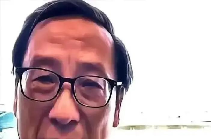 说个极其扎心的真相吧。

当年抗战，那些最先服软、给侵略者带路的人，根本不是吃不上饭的穷苦老百姓。

1938年春，苏北清江县的轮船码头还没有完全停运。最大的德丰粮行的东家赵敬堂，包下了最后一艘开往镇江的客轮，名义上是“护送县里几位士绅避险”，实际上他把自己的细软、账册、三年来的存粮票据，装了整整六