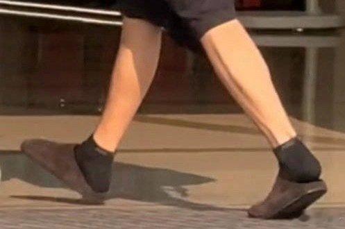 王一博是不是最近爱上了这个应该是叫勃肯鞋 谁懂我笑点哈哈哈哈哈[笑cry] ​