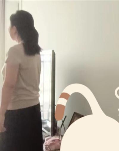 今天逛超市看见一个很温婉漂亮的小姐姐，半扎着头发。 因为我一直觉得这种...