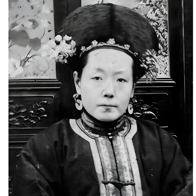 慈禧的亲妹妹婉贞每到夏季时，便说自己不敢去花园散步，问及原因就说：“我怕踩死蚂蚁。”溥仪听闻却厌恶地说她“伪善至极！”因为她曾经用一条鞭子将一位老太监打得终生残疾。

晚清的王府贵妇里，叶赫那拉·婉贞算是名气极大的一位。
 
她是慈禧的亲妹妹，醇亲王奕譞的嫡福晋，也是光绪皇帝的亲生母亲。外人提起她，