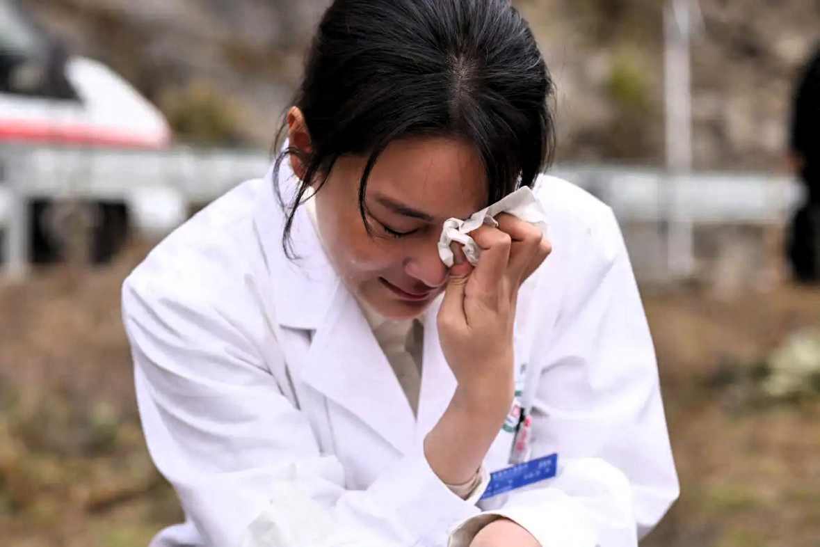 张馨予这回长文一发，评论区没聊何捷，没聊裙子，都在问“她咋戏拍完蹲那儿哭了”。

平时一提她，不是“军嫂”就是“当年多漂亮”。这回她没接这些，从演员身份开口：《爱在山海间》上央一黄金档了。她说，只想拍能让自己长本事的戏，剩下的时间，好好学习。“我比谁都清楚自己要什么。”

宣发图里有一张眼圈红红的。