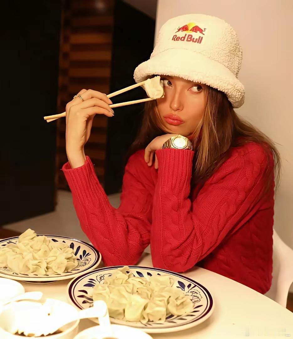 谷爱凌回忆在美国上幼儿园时，别的小朋友课间点心多是葡萄干，而她带的是荷叶包糯米饭夹香肠，充满亚洲风味。 ​