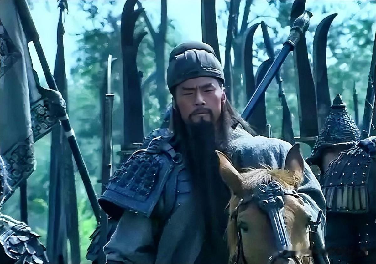 陈威在片场一次没见过演关羽的于荣光。
那襄樊之战怎么拍的？关羽和徐晃的重头戏，一个主角从头到尾没出现过。
后来才知道，关羽被拆成了三个人。于荣光拍近景特写，杨瑞补背身，张胜阳接刀马。一个关云长，三份工。
这不就是很多事的里子吗。你交付的活被切成几段分给不同人，最后没人能说清整件事是谁做的。
关羽的近