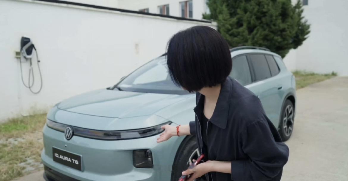 在流量营销泛滥的当下，易立竞的试车方式，算是给行业上了生动一课。以往新车测评，大家都困在专业框架里，堆砌数据参数、套用固定模板，却忽略了车主最真实的用车体感。这次专访一汽-大众T6，她彻底反套路行事，没有接受品牌专属讲解，也不盲从各路车评人的