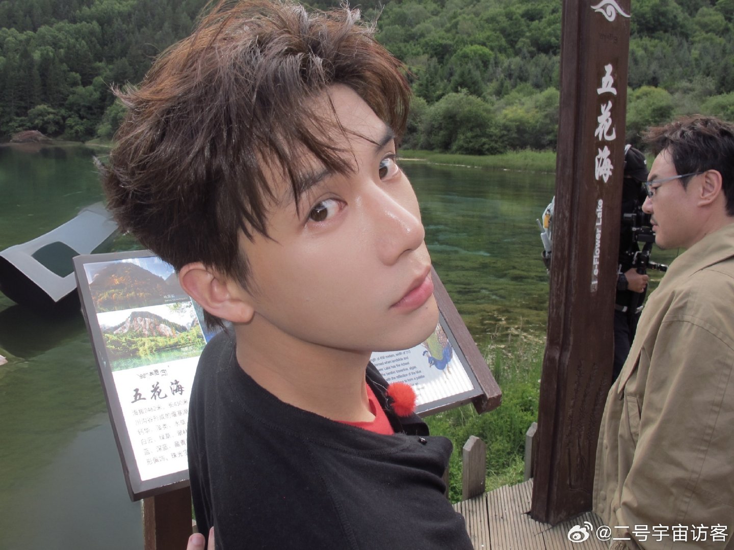 #王安宇[超话]#💙 #王安宇把沈腾编辑进小图##王安宇晒与贾冰白敬亭合照放C位# 
这个造型完全是靠脸在撑着呀，到底是谁给你里面套红秋衣的呀安宇
​