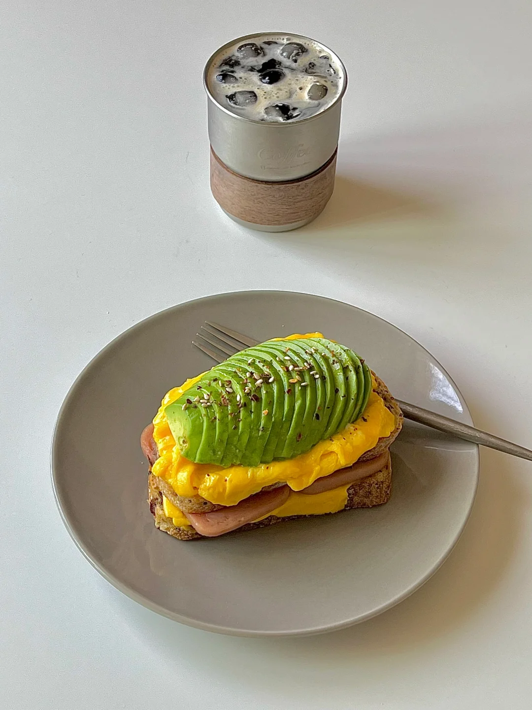☀️工作日早餐｜芝士滑蛋火腿牛油果三明治🥪