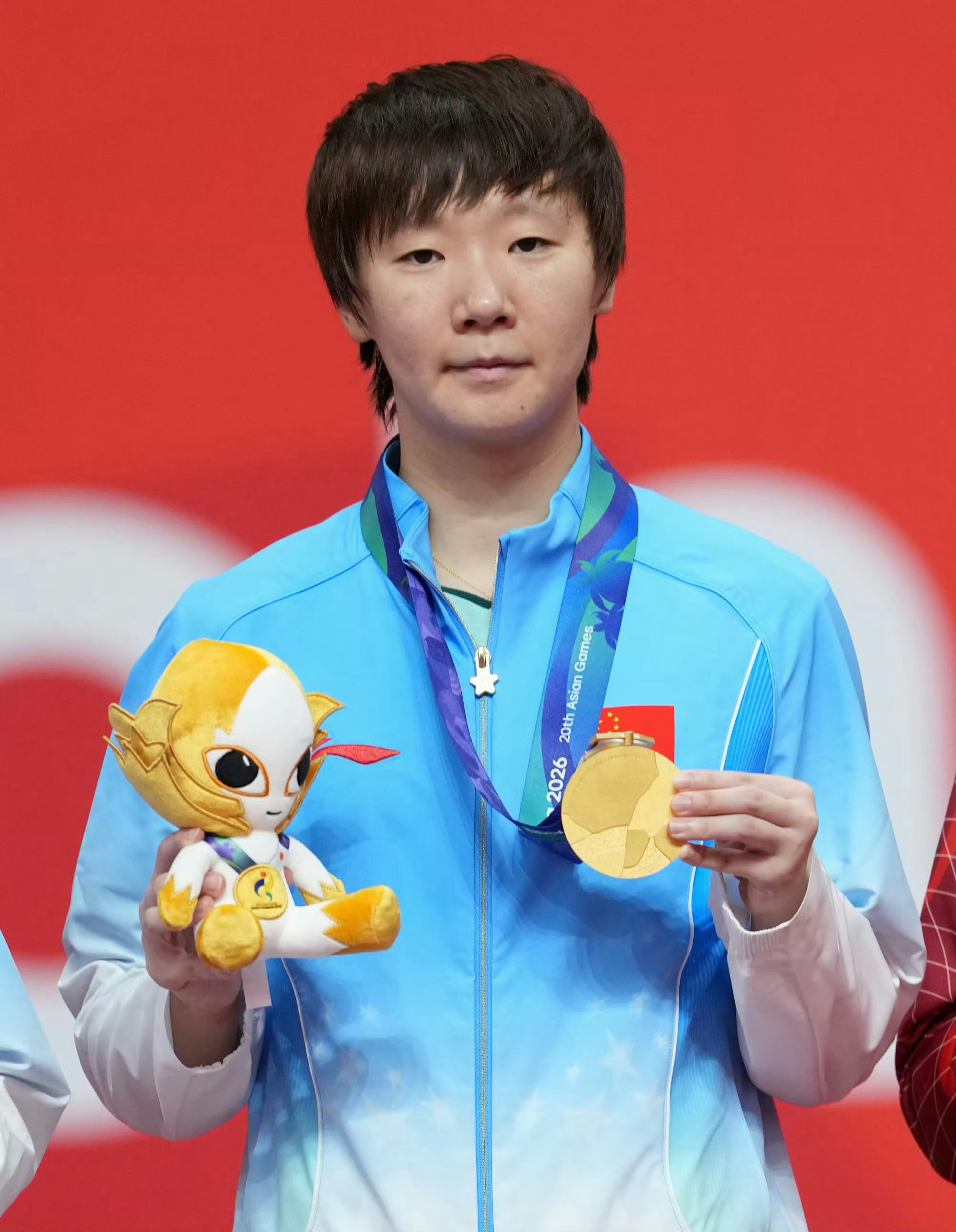 #王曼昱被球迷喊下次不要擦边##王曼昱亚运女单冠军##尊重每一位运动员#
竞技体育的魅力在于每一分的不可预测，擦边擦网是赛场常态，绝非刻意“练”出来的技术，更不该成为质疑冠军含金量的理由。
 
王曼昱在亚运会女单决赛中历经苦战，从大比分落后到连救赛点逆转夺冠，这块金牌是她用汗水、伤痛和实力 ​