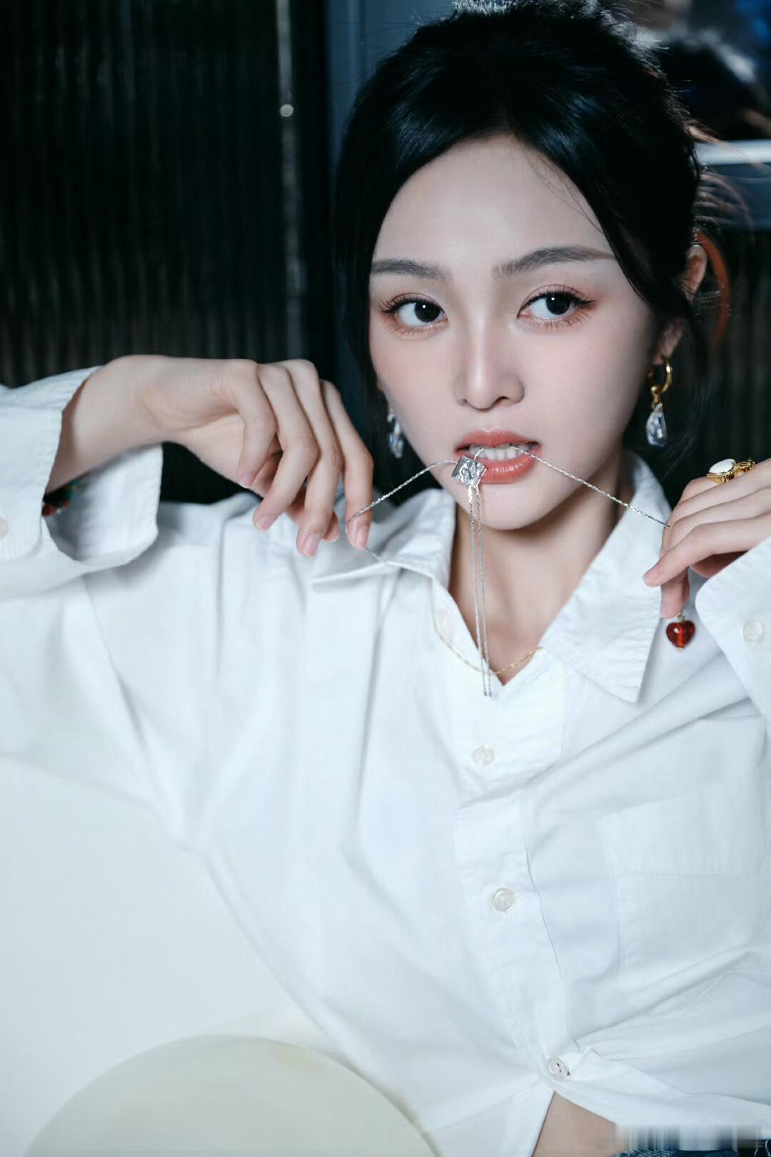 吴宣仪 ​