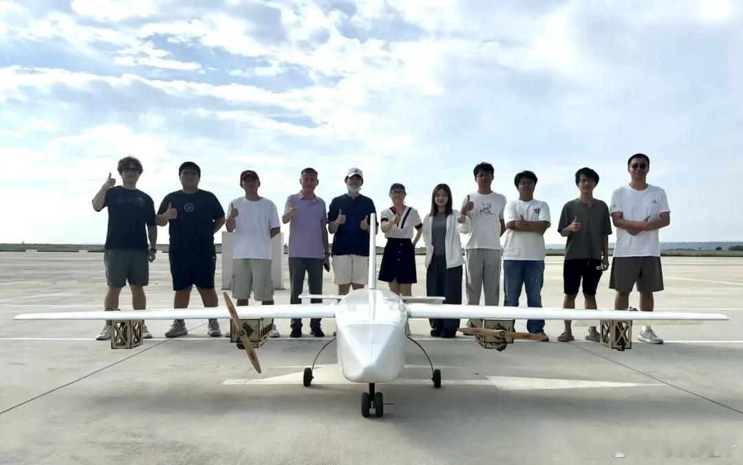 #寻美上海##寻美闵行# “我们核心团队只有5人，但手握多年积累的无人机核心专利。”极锋天麟（上海）技术有限公司创始人陈彦霖告诉记者。

今年6月，这支优质海归团队在闵行注册落地，正式入驻亿极中国·大零号湾国际创新中心。团队聚焦森林应急救援、人工影响天气等硬核赛道，专注研发察投一体固定翼智 ​