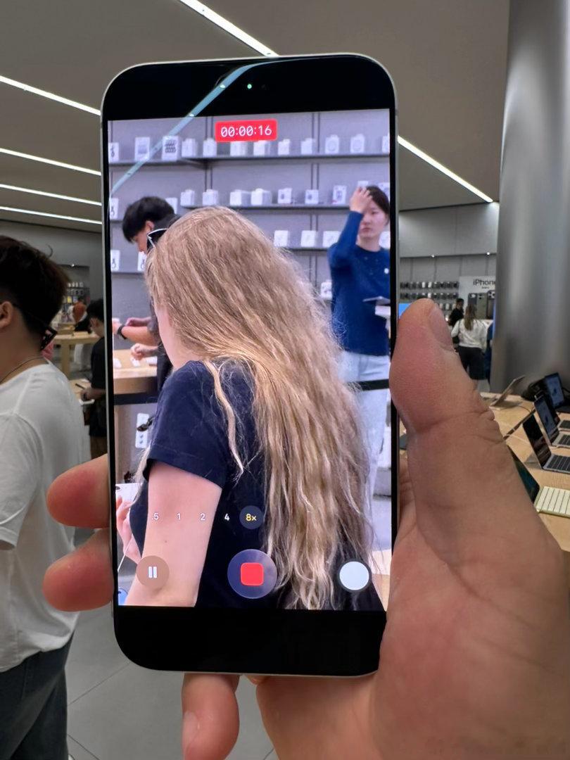 没有想象中那么火啊！也没几个黄牛在收苹果iPhone 18 pro Max呀！9月18日中午，我在重庆解放碑的苹果体验店玩了两个小时，任何时候都有很多18 pro及Promax没有人在玩……以前都是要排在别人后面耐心等待别人不玩了才有机会！

我玩了很久的18 pro和18 pro Max……感觉确实是几乎没有任何的感知升级！

 ​