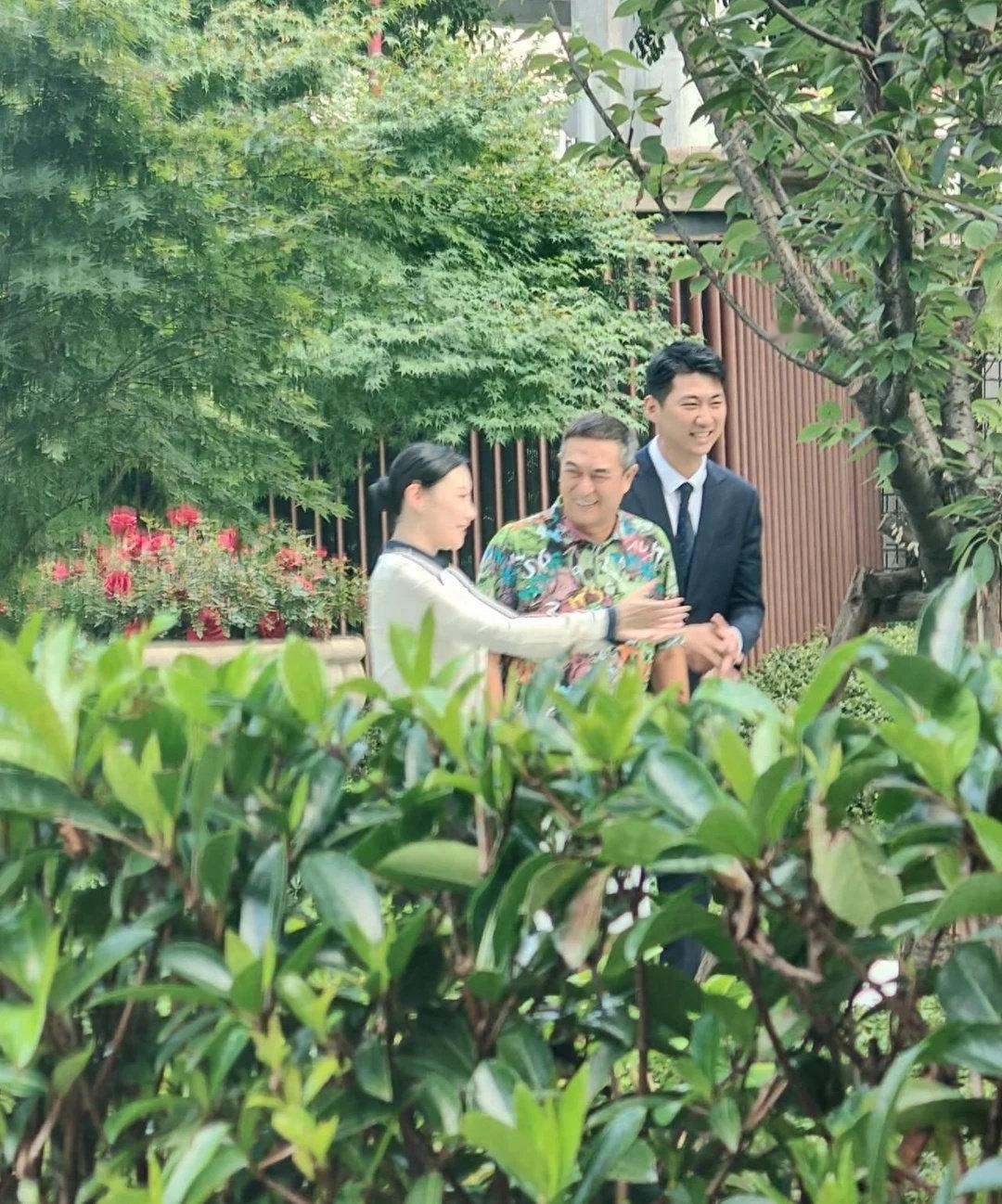 张嘉益成都看房两鬓全白，低调挑房尽显养老生活 ​​​