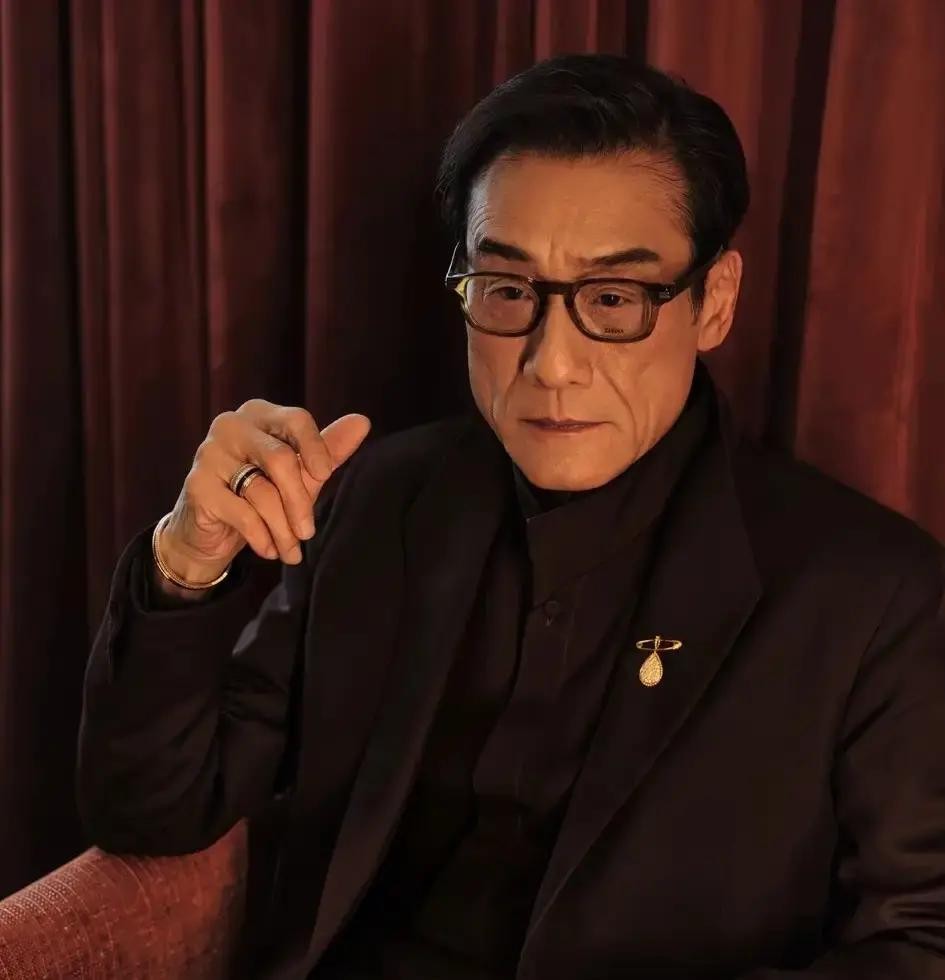 梁家辉这段采访一出来，真的让人一下子就懂了什么叫顶级演员。

他提到自己最有光荣感的三个角色，第一是入行时演的咸丰皇帝。那是他第一部电影，不但拿到了最佳男演员，还背着一种“第一次就站上高位”的压力。换成一般人，可能早就被这种起点压得喘不过气，但梁家辉反而把它消化掉了，稳稳接住了。
第二个是新龙门客栈