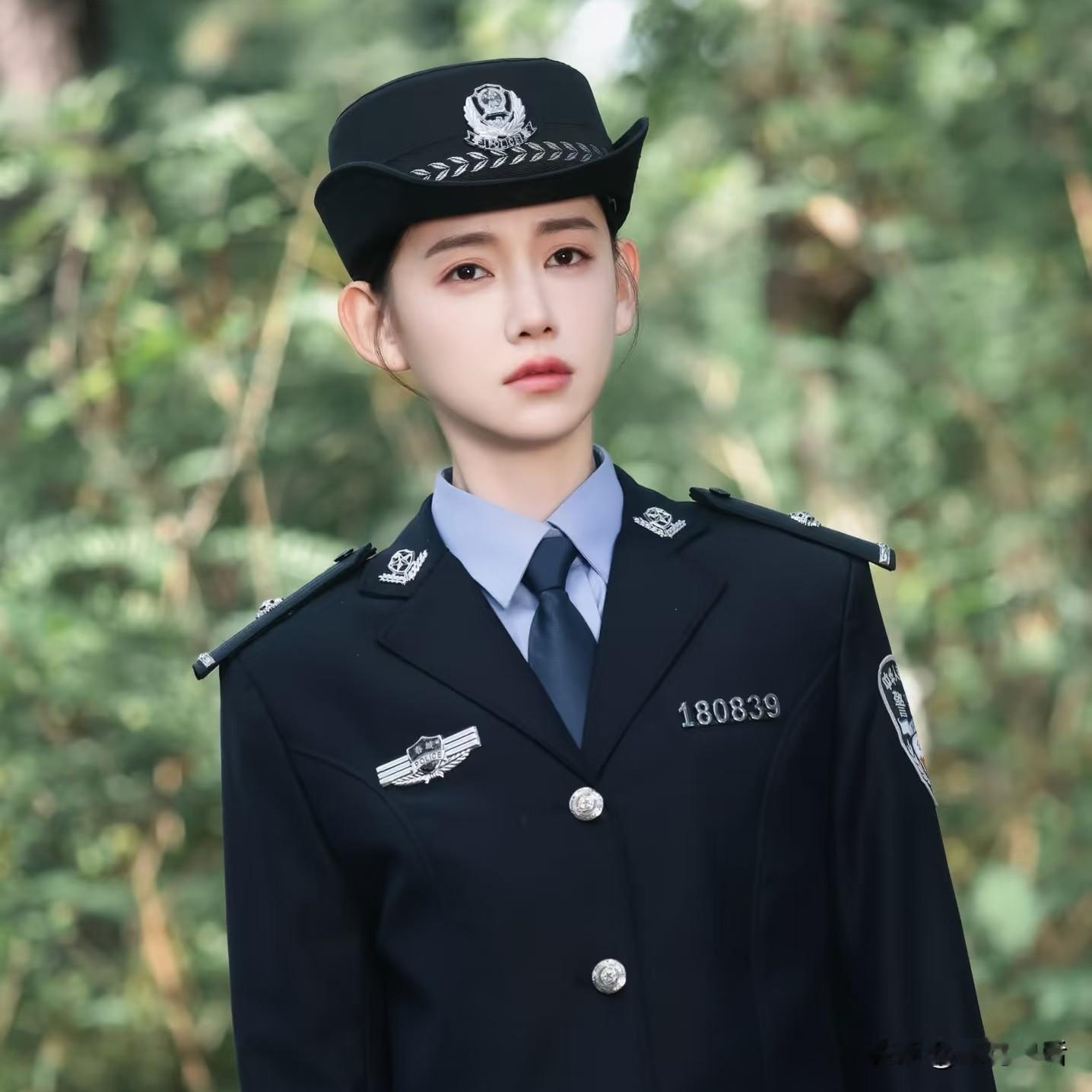 看了新版《重案六组》，
发现一件很有趣的事。
就是李沐宸不管演什么角色，似乎都有一个特点，那就是身上那股短剧式外放的表演气质总是很难收住。
 
从之前出圈的各类短剧，到《梦华录》里的葛招娣，这种浓烈的情绪表达是她的演技优势，可也慢慢成了一种角色标签。
 
演爱恨浓烈、情绪起伏大的角色的时候，她总能拿