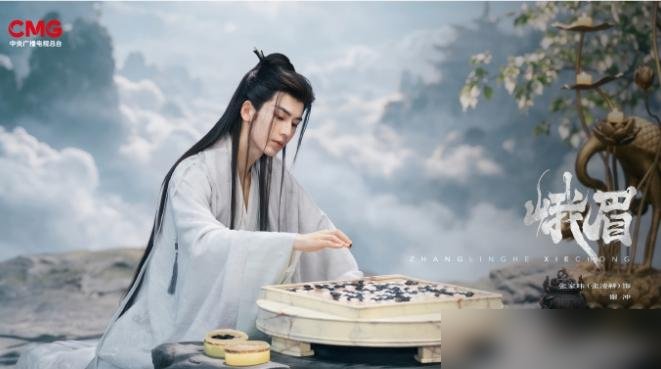 央视大剧《峨眉》官宣，张凌赫杨超越高叶全来当配角，就为捧两个没人认识的新人。
吴俊霆、章时安，这俩名字你大概率没听过。但看看客串名单：张凌赫、杨超越、陈妍希、高叶、吴樾、刘琳，随便拎一个都能单扛一部剧。
导演徐纪周，拍过《狂飙》。这次拉来央视出品，峨眉山市委宣传部站台，拍的是国内首部“古建拟人化
