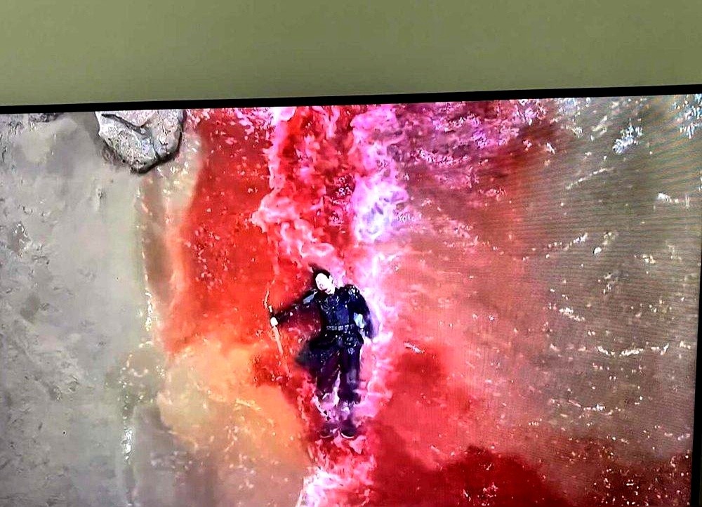 花了钱买超前点映，谭松韵盯着屏幕硬是没敢点开。

第47集大结局死伤惨重，连能派去顶事的人都没了，满屏都是刀。

镜头一关却是另一副模样。刘学义系上围裙给剧组颠勺炒菜，谭松韵拉开房车车门招呼大伙儿吹空调、分零食。拍深情拥抱的戏码，男主角一个小动作就能让两人笑弯了腰。

戏里哭得肝肠寸断，戏外吃得热气