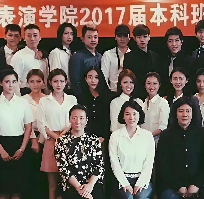 有网友扒出孟子义的毕业照，你能认出来哪个是她吗 ​