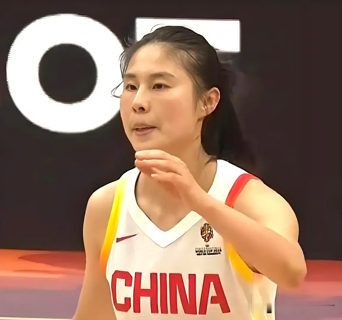 亚运会中国女篮以110：41大胜印尼，最可喜的并不是大比分血洗对手，而是王思雨上场了，从运动状态上看，伤情恢复得不错。
投中两个三分球，得6分，4助攻，数据不重要，可喜的是她能保持状态，这对于以后中国队的比赛，至关重要。
刘禹彤和张子宇两个大中锋表现都不错，合砍42分，这是正常的，对
