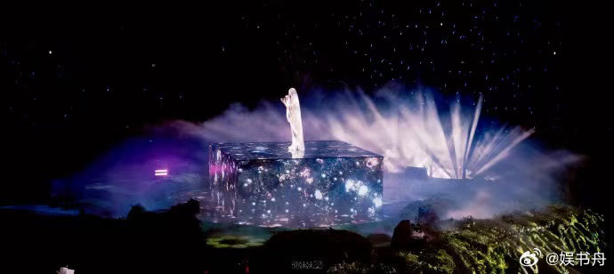 #单依纯说珠玉已经进化成完全体# 新编曲、翻唱、合唱、KTV里的跑调版本……每一个都让《珠玉》多了一层纹理。歌曲从来不是被写完的，是被唱完的。 ​