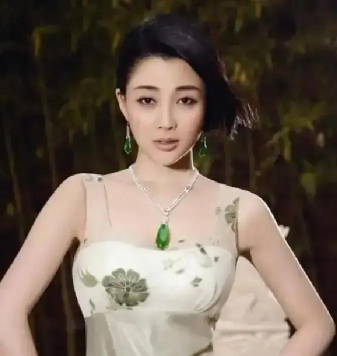 当年，殷桃在富豪孙东海的疯狂追求下，成为了他的女人，没想到孙东海又惦记上了女星李小冉，殷桃怒气冲冲地找孙东海理论，孙东海却说：我的事轮不到你一个戏子来管！
殷桃的手停在门把上，几秒后，她松开了。她没有回身，也没再吵，只是走到客厅，从茶几上拿起自己的车钥匙。孙东海坐在沙发里看着她，以为她只是出门透口气