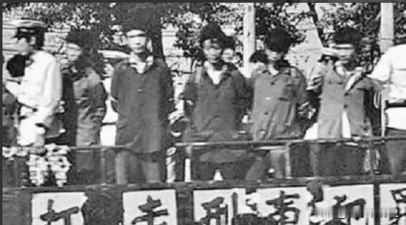 1983年，一名18岁少年，因抢了路人1顶帽子被判流氓罪，并处以死缓。他积极参与劳改，不可思议的事情发生了。
 
麻烦各位读者点一下右上角的“关注”，留下您的精彩评论与大家一同探讨，感谢您的强烈支持！
 
2020年春天，牛玉强终于走出了监狱大门。
 
从1983年入狱算起，他在高墙内整整度过了37