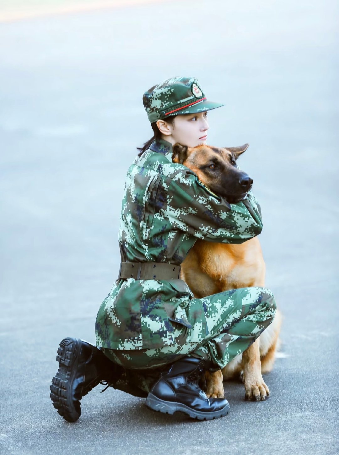 #张馨予[超话]#
 你在奇犬神兵这档节目里面是素颜出镜，
受了很多伤，吃了很多苦，掉了很多泪。
也有很多好看的照片，我最喜欢的是这一张，
有一种我说不清，道不明的神性。 ​