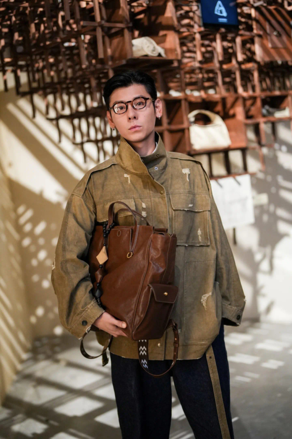 #曝三体2蒋奇明演罗辑#不是，蒋奇明不演的话谁赔给我一部剧吗？

先划重点：目前都只是网传联动爆料，没有任何确切官方消息，大家注意辨别信息真伪，一切以最终官宣为准。
 
且不说蒋奇明后续档期本就排得很满，就算退一万步讲他真的出演，那也是导演和原著方认可他的适配度、相信他能驾驭才会做出的选 ​