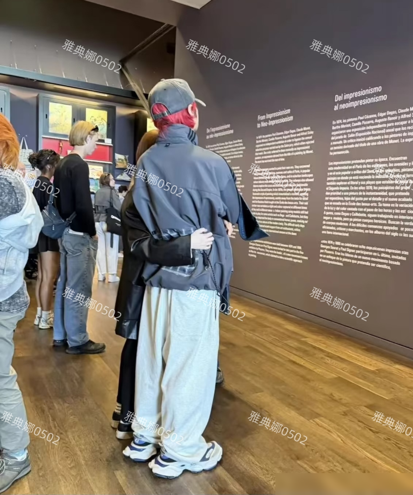 巴黎卢浮宫里，李荣浩顶着一头红发，杨丞琳短发皮衣，俩人混在游客堆里看莫奈。没有保镖，没有团队，被认出来就摆摆手，助理说这是私人行程。
看画的时候，杨丞琳从背后环着他的腰，累了就把脑袋搭他肩上。走到雕塑区出口，李荣浩把手往身后一背，她一秒都没犹豫，稳稳牵住。
最绝的是那个镜片倒影，他半蹲在地上，举