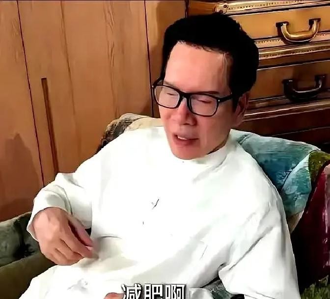 真是不看不知道，普通人拼了命赚钱就为了吃香喝辣，结果那些身家百亿的香港顶级大佬，饭桌上的东西便宜得吓人

你总以为财富自由就能随便造，原来站在金字塔尖的这帮人，全都在疯狂给自己做减法

拿78岁的向华强来说，这狠人为了把体重浮动死死按在4斤以内，每天晚餐只干嚼半碗玉米

硬生生让肚子空腹熬上整整14