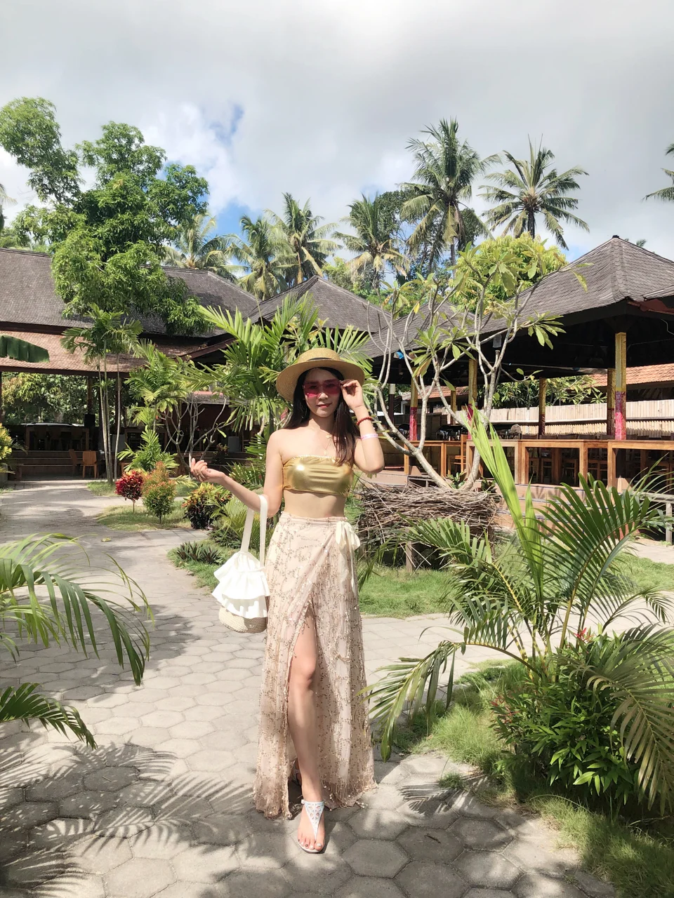 度假拍照必备📷Boiling Boiling的裙子，搭配金色抹胸，拍