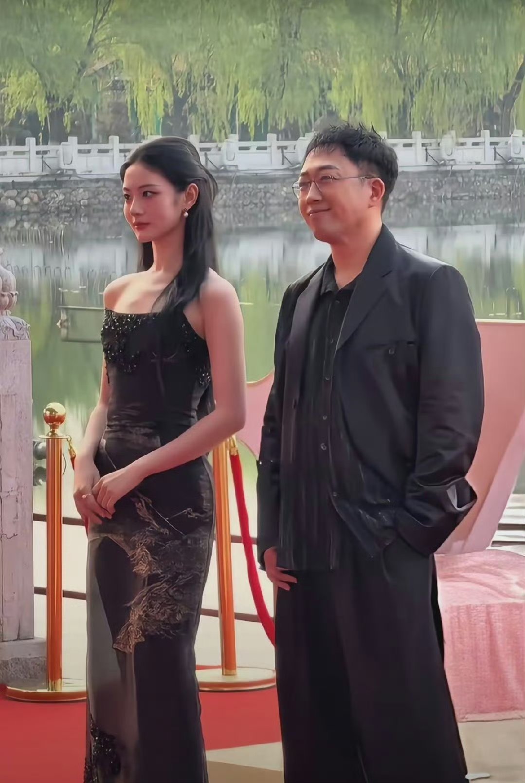 于正带着他的女主来啦。你看他为了避嫌，他的右手无处安放。于正是个好老板，我们至今没有听到他潜规则公司女艺员的爆料。 ​